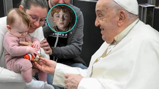 El Papa Francisco con un bebé