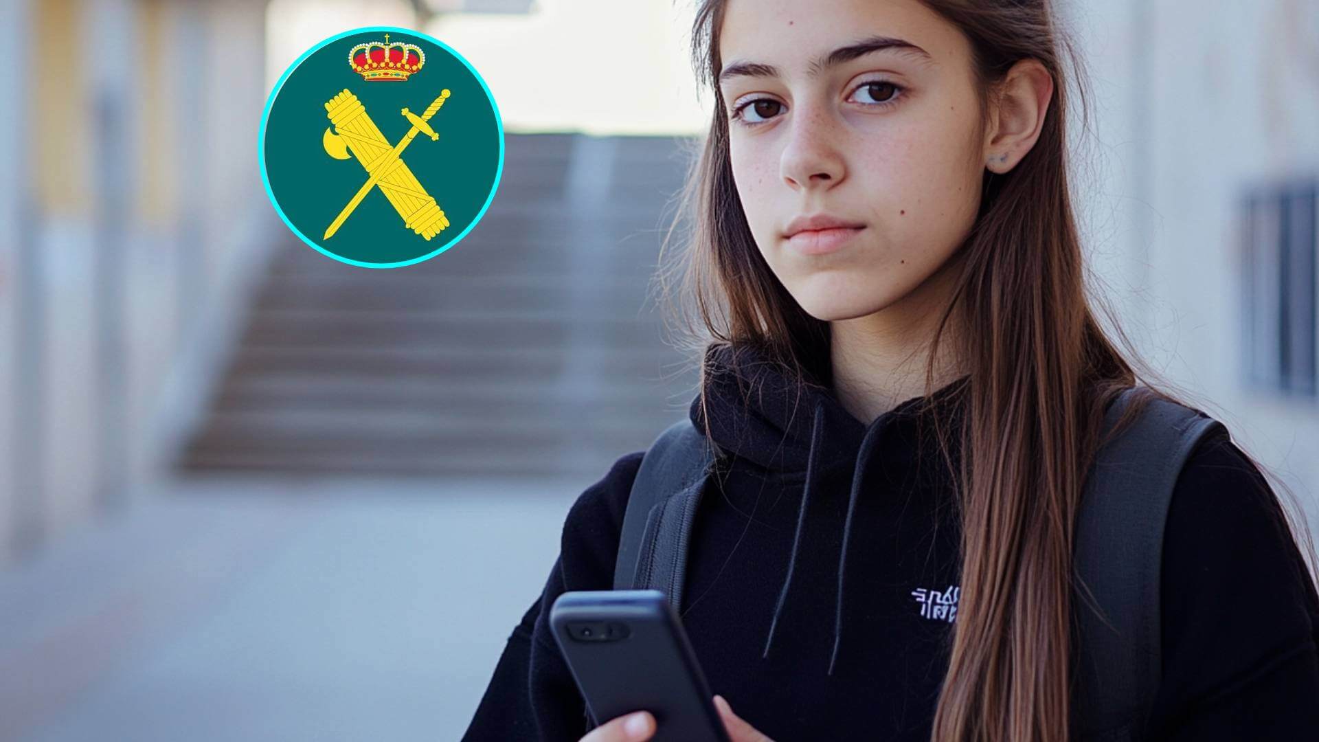 Una joven con el teléfono móvil. En la imagen de detalle, el escudo de la Guardia Civil.