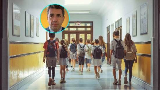 Pasillos de un centro educativo. En detalle, el presidente valenciano, Carlos Mazón