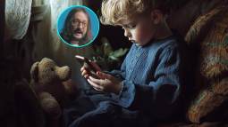 Un niño pequeño con un teléfono móvil. En la imagen de detalle, Alberto Soler.