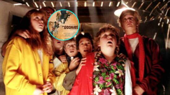 Fotograma de la película Los Goonies y su cartel original