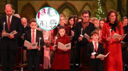 Los príncipes de Gales con sus tres hijos en un concierto de Navidad. En la imagen de detalle, los retratos familiares firmados por los pequeños y su madre.