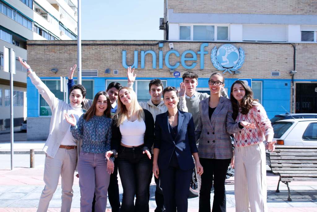 Reunión entre la infancia, adolescencia y la ministra Sira Rego