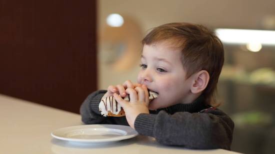 La ‘comida basura’ infantil que arrasa en los supermercados y preocupa al enfermero Don Sacarino