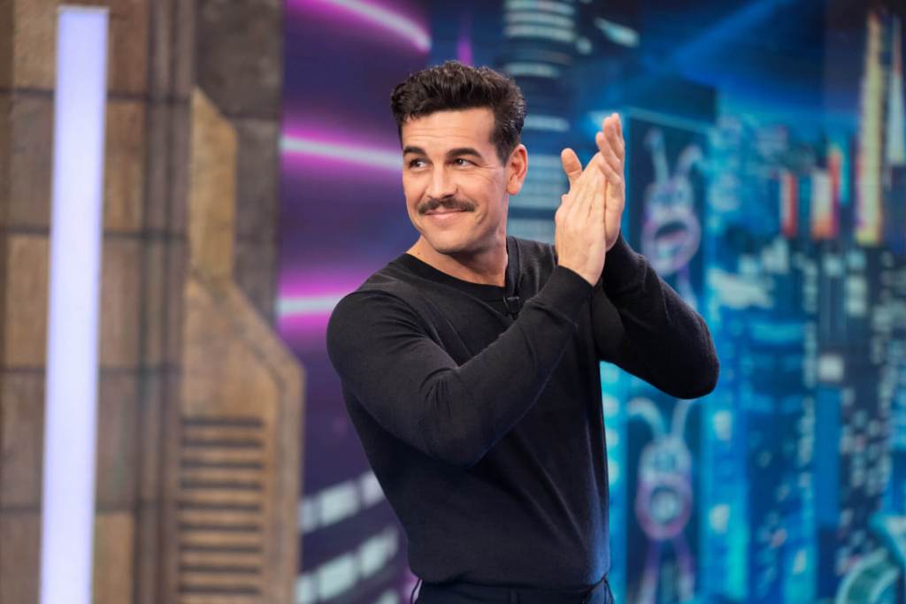 mario casas padres familias