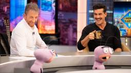 mario casas padres familias