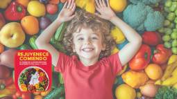Un niño rodeado de alimentos saludables