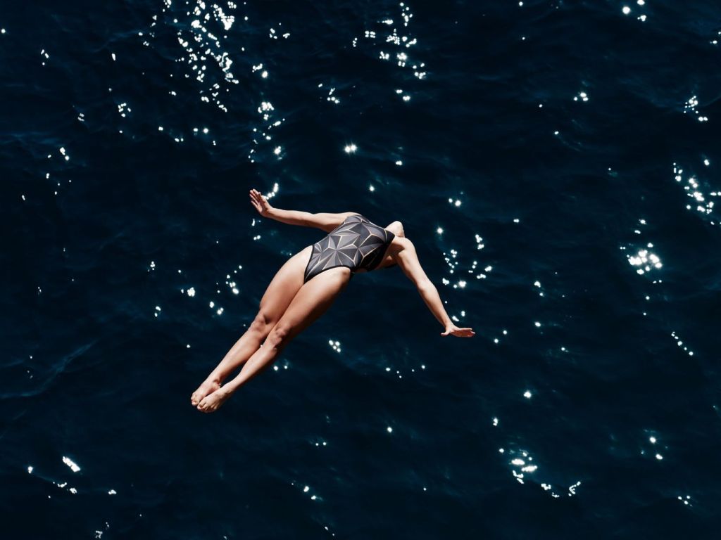 Mujer saltando al agua
