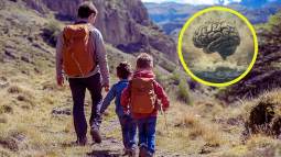 Una familia dando un paseo por la montaña