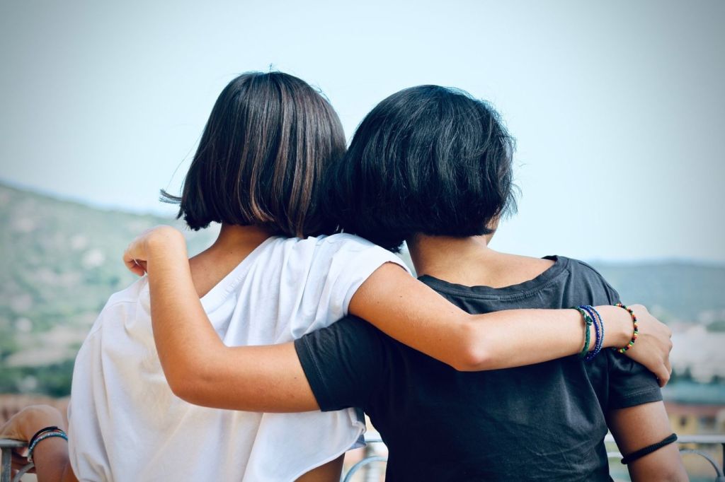 Dos amigas abrazándose
