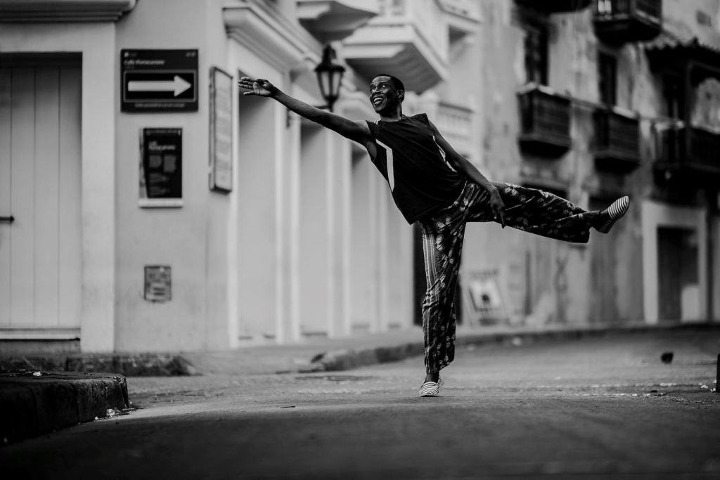 Hombre que baila en la calle