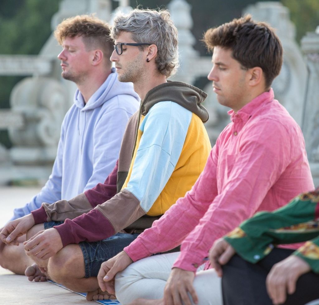 Varias personas meditando