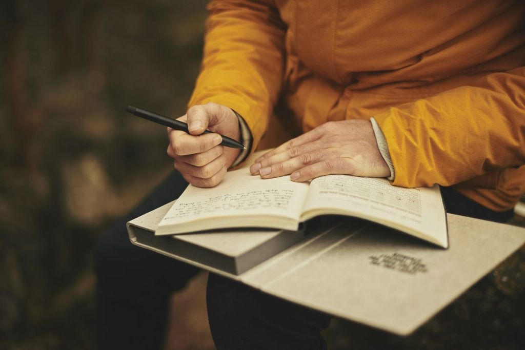 Mujer escribiendo en un cuaderno