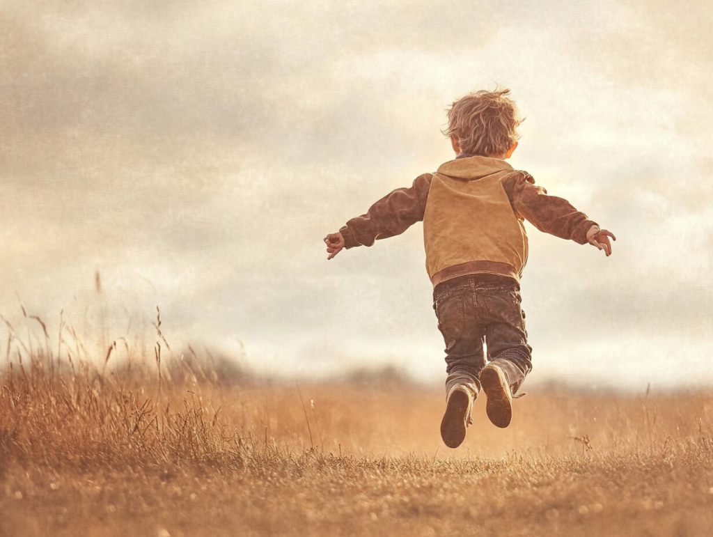 Un niño explora con libertad al aire libre