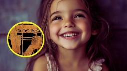 Una niña sonriente. Detalle de una pieza de cerámica etrusca que representa a Penélope.