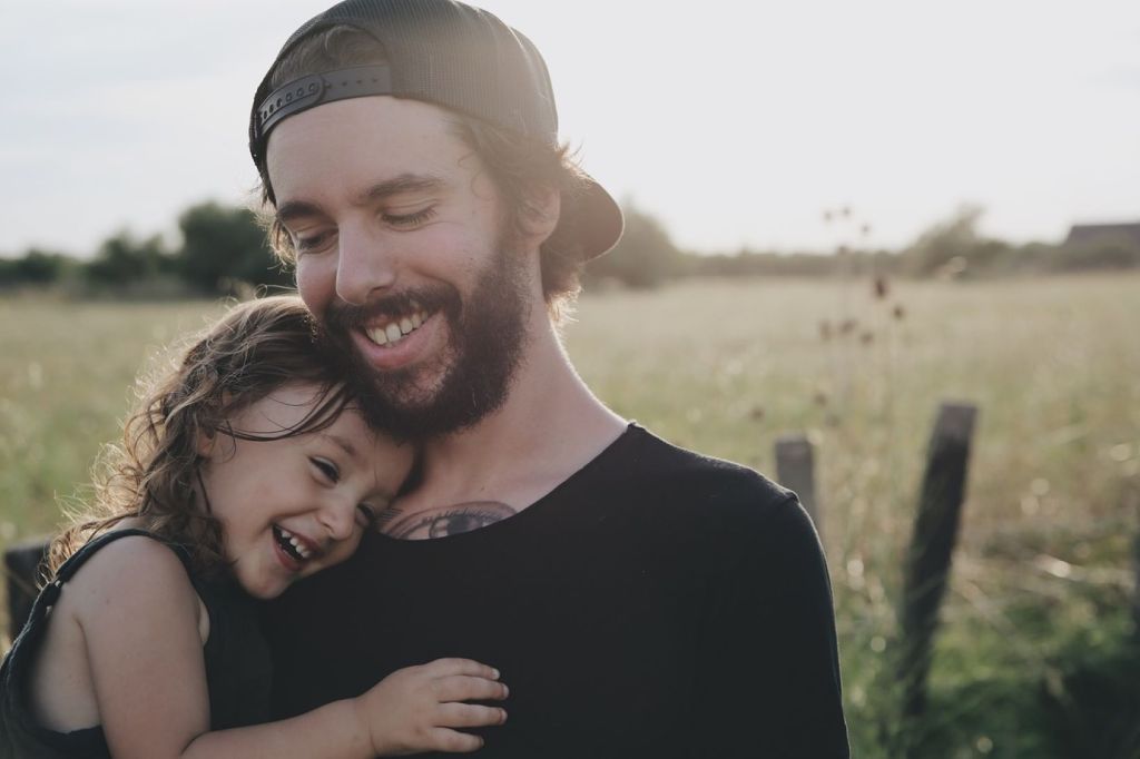 Niña que abraza a su padre