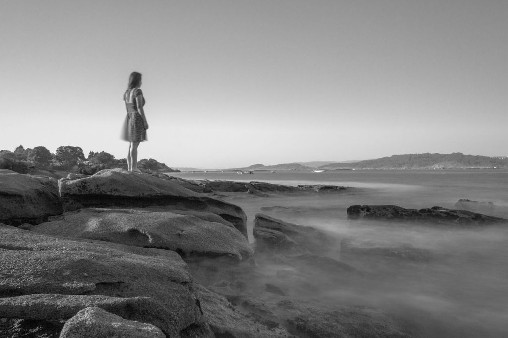 Mujer observando la ría