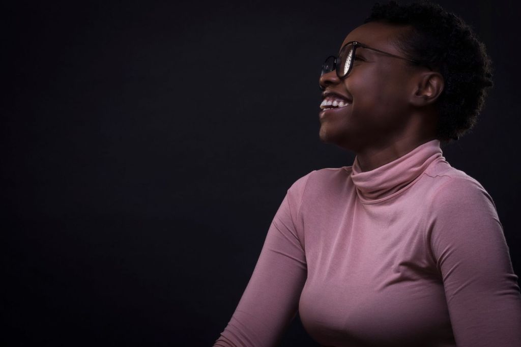 Mujer con gafas que sonríe