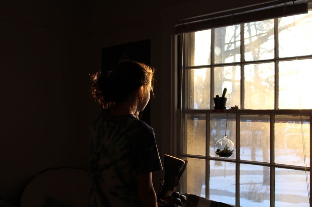 Mujer mirando por la ventana