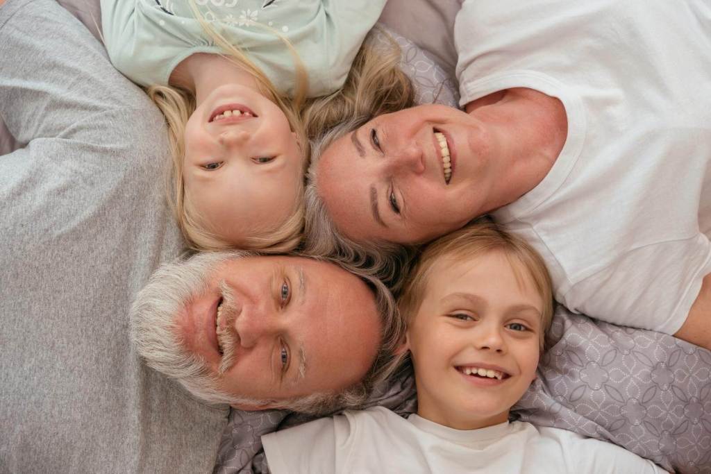 Descubren que los abuelos permiten casi 3 horas de pantallas al día