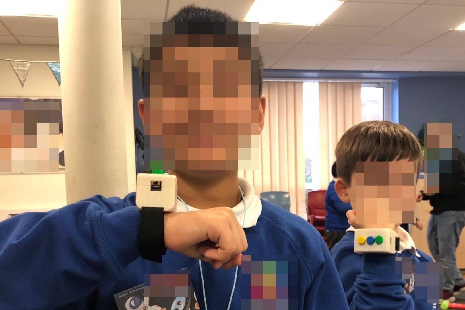 Pulsera de la amistad: una nueva tecnología que une a niños con diferentes formas de entender el mundo