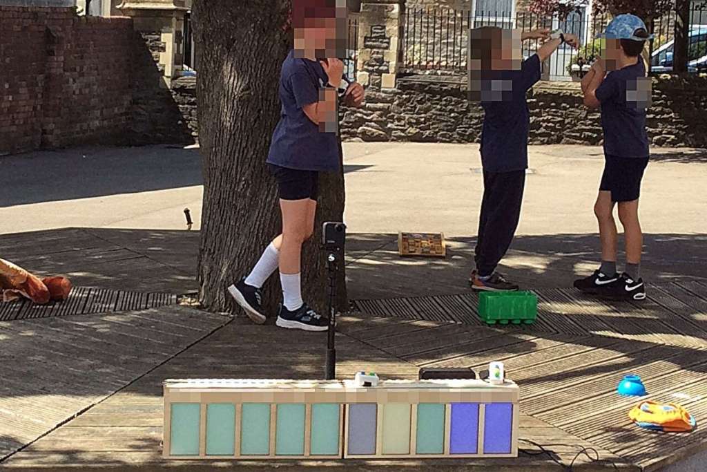 Niños jugando al aire libre mientras prueban el nuevo dispositivo