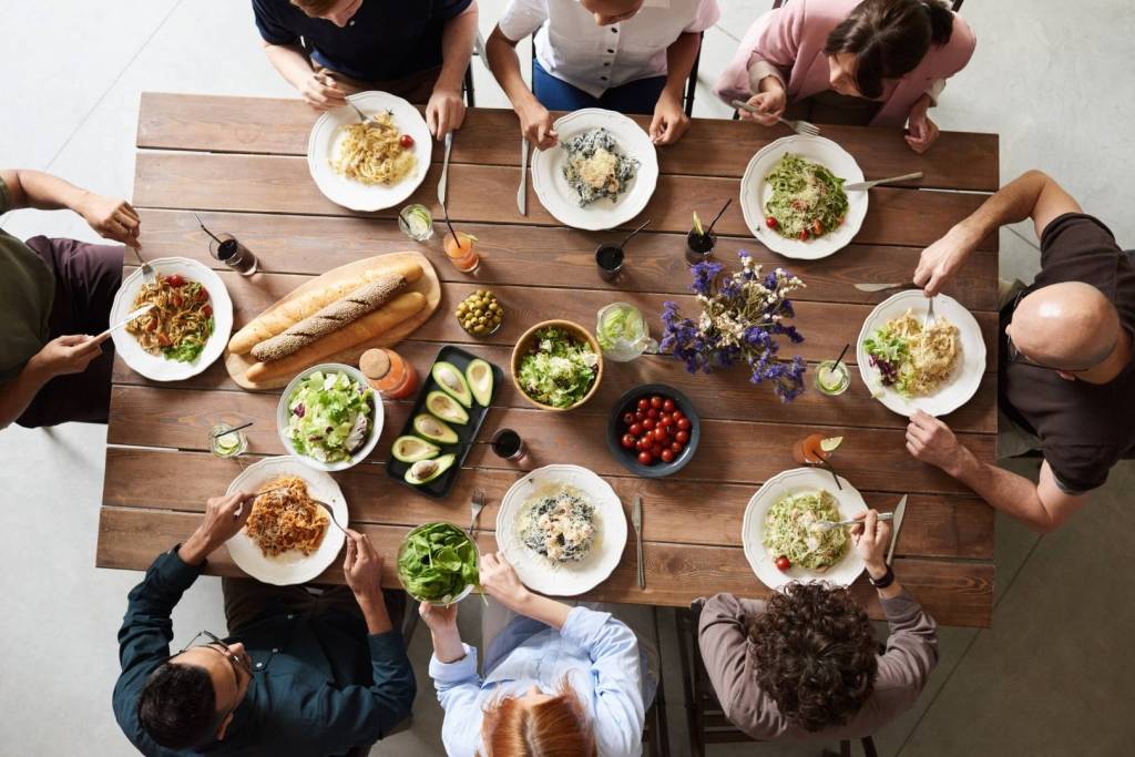 Los estilos alimentarios familiares reflejan mucho más que preferencias nutricionales: comunican valores, aspiraciones y, a menudo, la pertenencia a una clase social