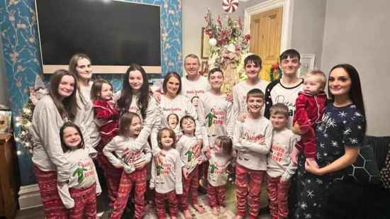 Familia Radford posando en Navidad con sus hijos pequeños en pijamas a juego dentro de su casa en Reino Unido