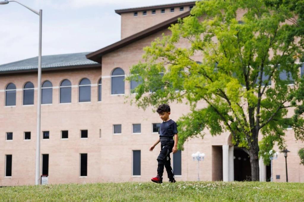 Investigadores de Houston diseñan exoesqueleto que crece con el niño y reduce la fatiga al caminar en casos de parálisis cerebral