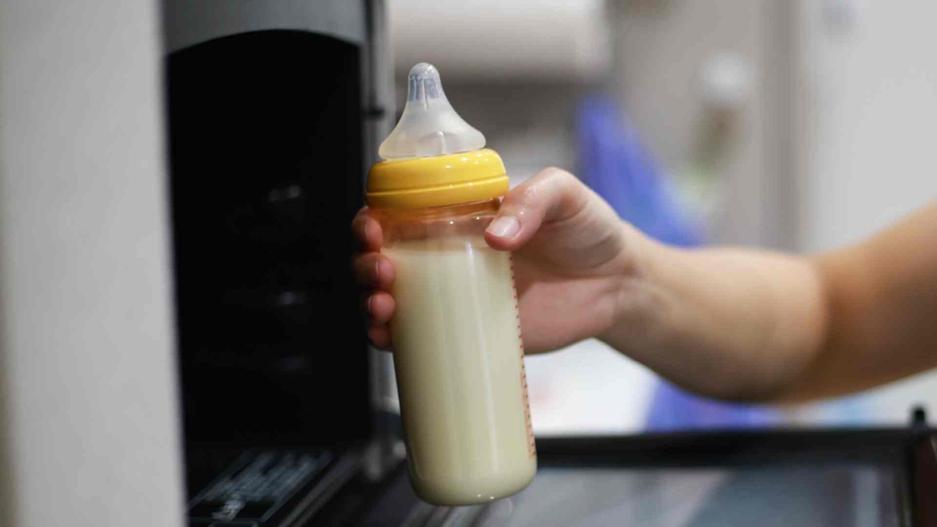 Biberón con leche en microondas: riesgo de quemaduras para niños