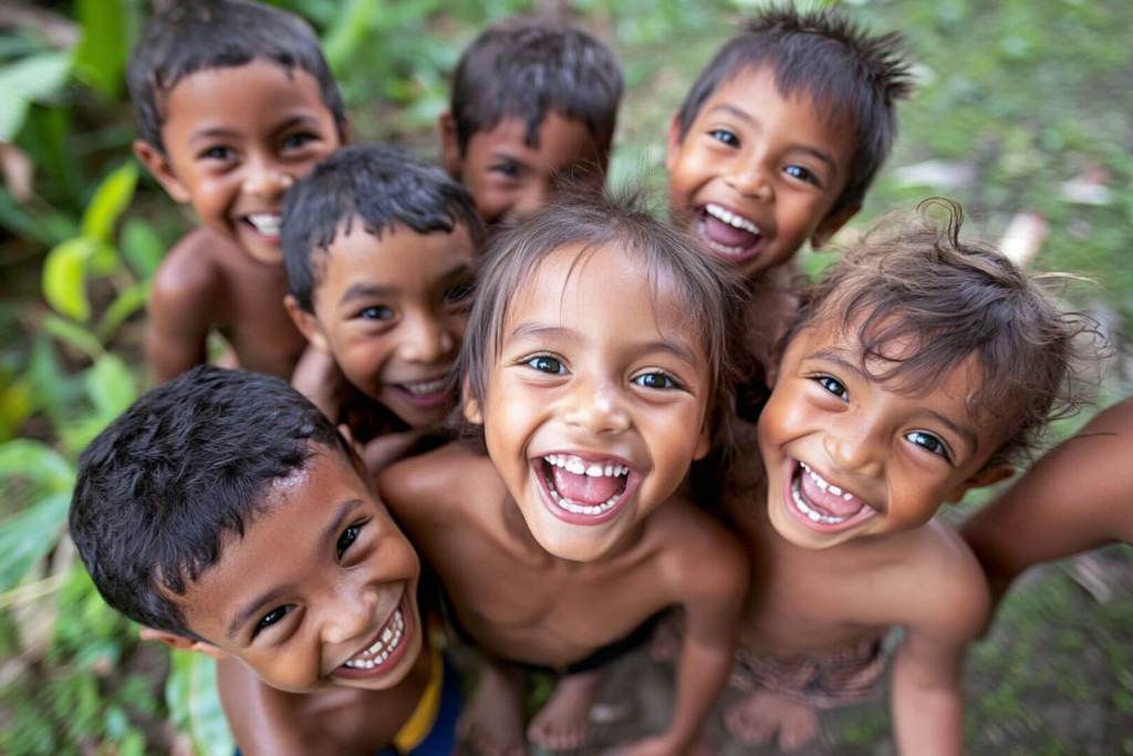 Un grupo de niños y niñas juegan y ríen