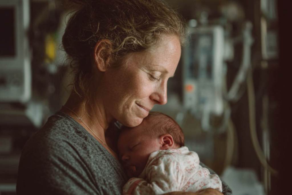 Los bebés nacidos de madres de 45 años o más tienen un 46 % más de probabilidad de ser pequeños para su edad gestacional, lo que puede influir en su desarrollo a corto y largo plazo, según el estudio publicado en Acta Paediatrica (2025).