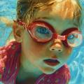 Elegir un bañador de color brillante no es solo cuestión de estilo: puede ayudarte a localizar antes a tu hijo en el agua.