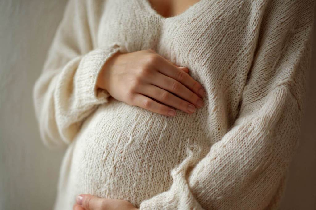 La placenta humana actúa como una central hormonal durante el embarazo, generando estrógenos y andrógenos que moldean el cerebro en desarrollo incluso antes del nacimiento.  