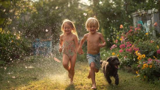 Un verano sin pantallas se siente así: risas, pasto bajo los pies y libertad para mojarse sin horarios.