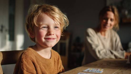 Cuatro perfiles diferentes de niños autistas identificados en el mayor estudio reciente: más de 5.000 participantes permitieron reconocer patrones únicos de desarrollo y necesidades (Midjourney-RG)