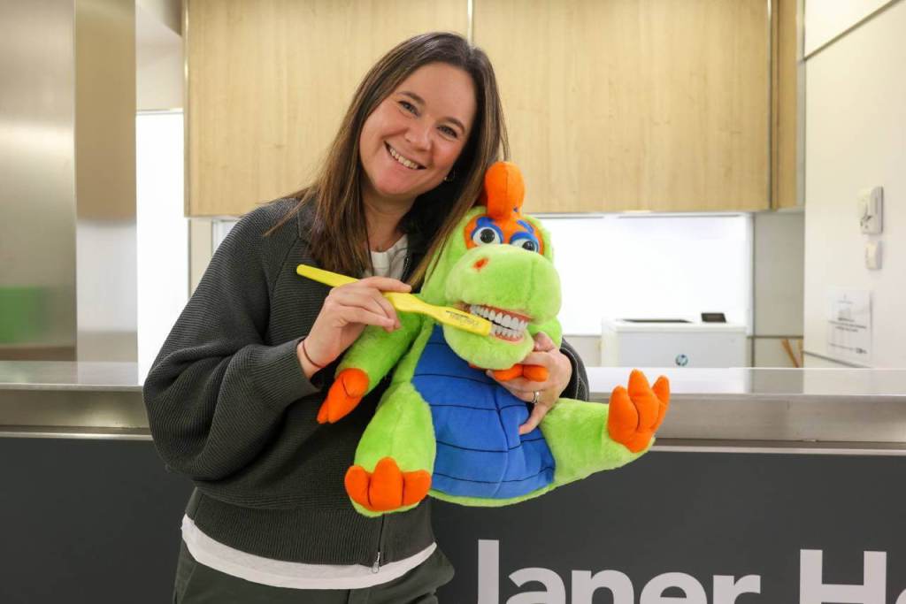 La doctora Almudena Herraiz, experta en salud bucodental, comparte sus consejos para un verano libre de caries en los niños.