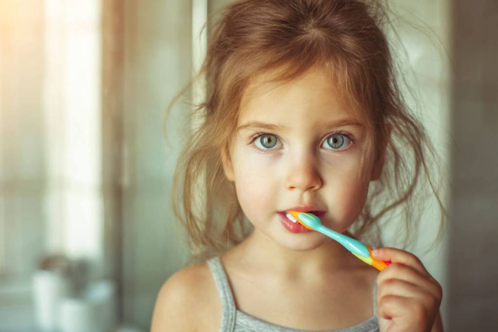 Usar cepillos adecuados y pasta con flúor es fundamental para proteger los dientes de los niños.