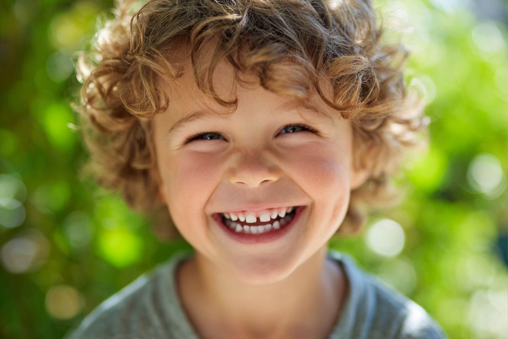 Una sonrisa radiante: mantener una buena salud bucodental en verano es clave para los más pequeños.