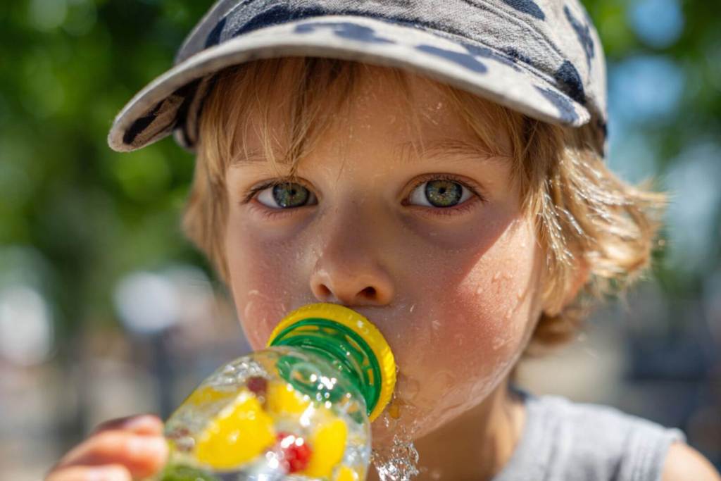 “Beber agua es clave en los días más calurosos. Puedes hacerla más atractiva con frutas y hierbas aromáticas como menta o limón.