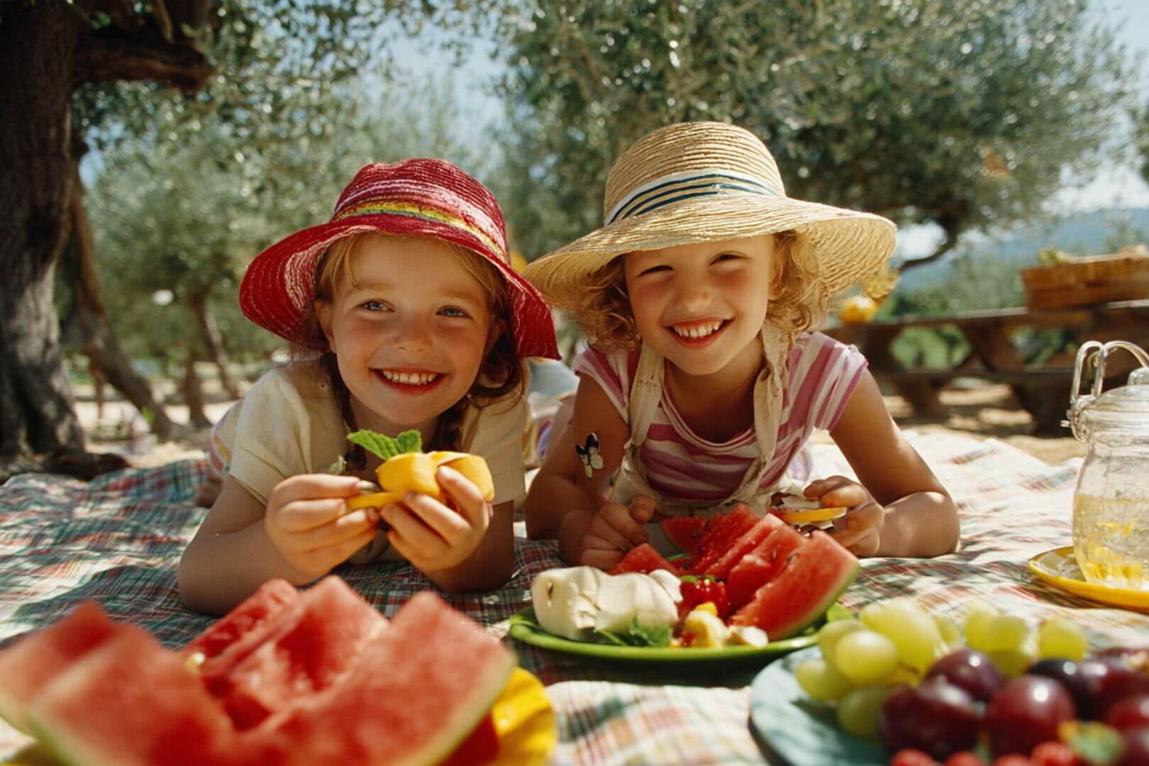 La fruta de temporada, como la sandía o el melón, es una forma deliciosa y natural de mantener a los niños hidratados durante el verano.