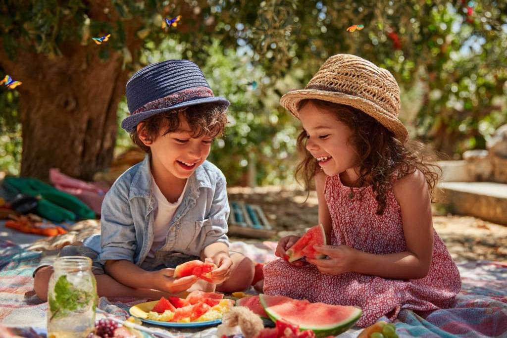 Un picnic en la sombra con alimentos frescos puede ser el plan perfecto para combatir el calor y disfrutar en familia.
