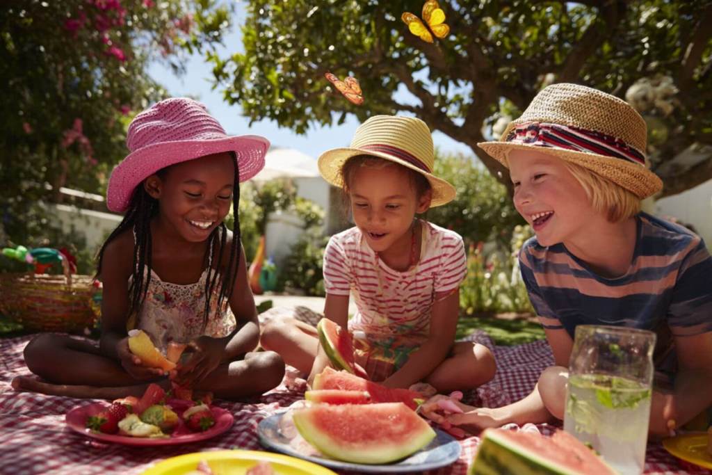Alimentos ricos en agua y fáciles de digerir ayudan a los peques a sentirse más frescos, ligeros y felices bajo el sol.