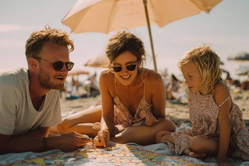 Una partida en la orilla es el mejor plan para desconectar y compartir en familia.