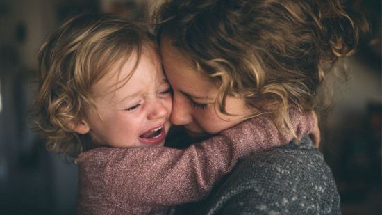 El llanto de un niño pequeño no es manipulación: es una llamada a ser abrazado y comprendido.