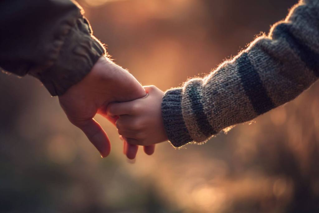 Una palabra puede ser ese gesto invisible que une a padres e hijos incluso en los momentos más difíciles (Midjourney-RG)