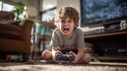 Cuando se acaba el tiempo de pantalla, algunos niños reaccionan con rabietas intensas por la sobreexcitación que provoca el uso de dispositivos.