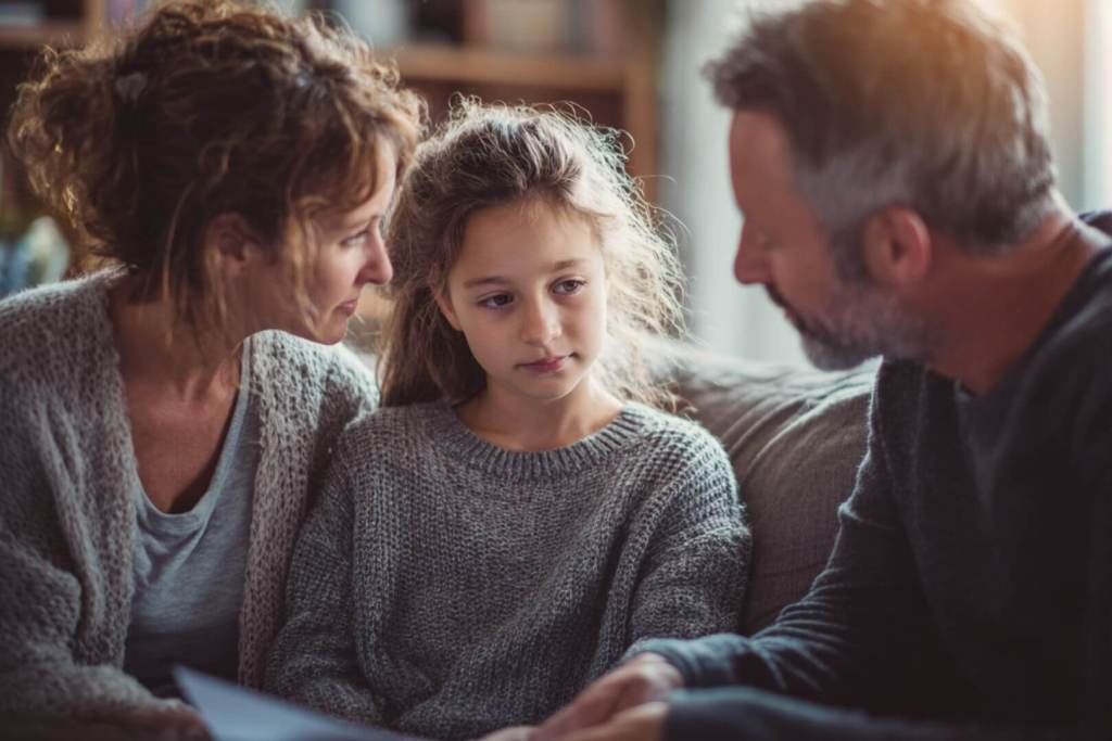 Hablar en casa sobre las calificaciones escolares es clave: cómo acompañar emocionalmente a los hijos ante sus primeras notas