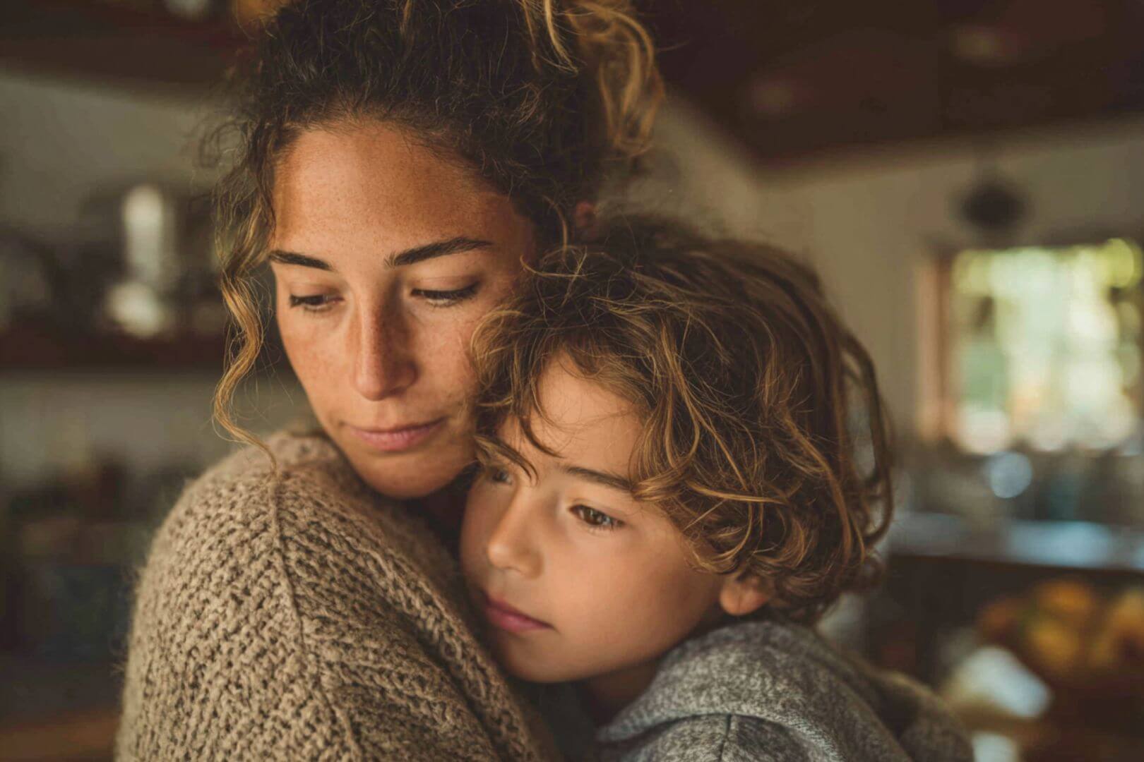 Una madre abraza a su hijo mientras afrontan juntos los retos de los trastornos alimentarios en la infancia