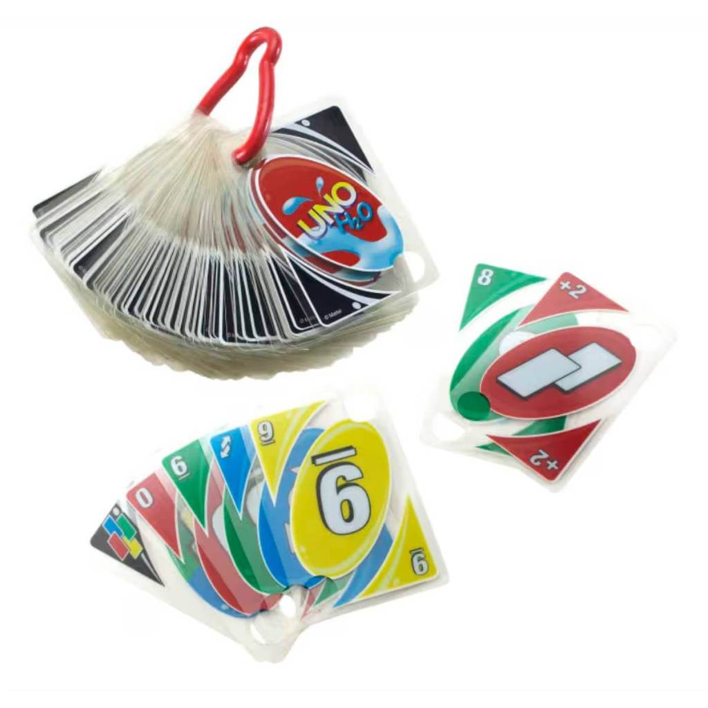 Cartas resistentes al agua para seguir jugando en familia incluso después de un buen chapuzón.